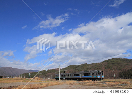 大糸線　晩秋の北アルプス山麓 45998109