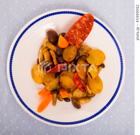 Pan-fried potatoes with mushrooms and chorizo 45999092
