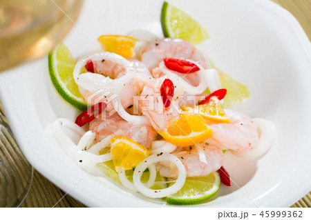 Shrimp ceviche with lime 45999362