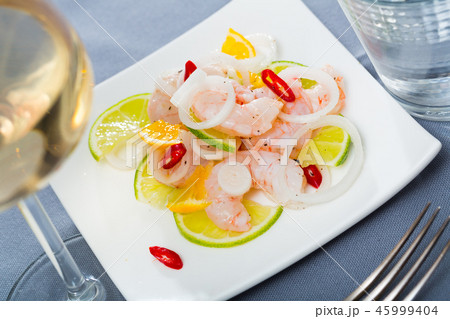 Shrimp ceviche with lime, mandarine and chili pepper 45999404