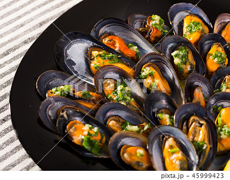Image of mussels with sauce 45999423