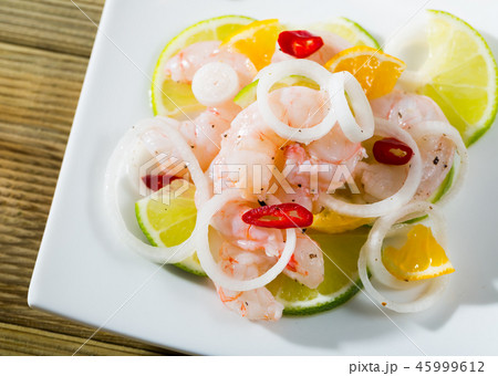 Shrimp ceviche with lime, tangerine and hot pepper 45999612