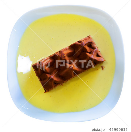 Piece of chocolate cake 45999635