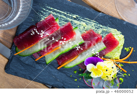 Raw tuna sashimi with cucumber and avocado sauce Raw tuna sashimi with cucumber and avocado sauce 46000052