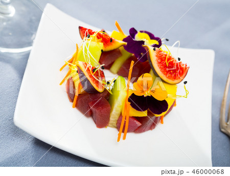 Raw tuna tartare with figs and cucumber Raw tuna tartare with figs and cucumber 46000068