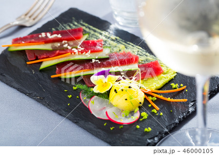 Raw tuna sashimi with cucumber and avocado sauce Raw tuna sashimi with cucumber and avocado sauce 46000105
