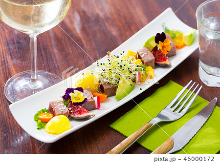 Seared tuna with avocado, mango, figs Seared tuna with avocado, mango, figs 46000172