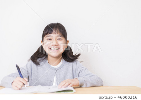 勉強する女の子　小学生 46000216