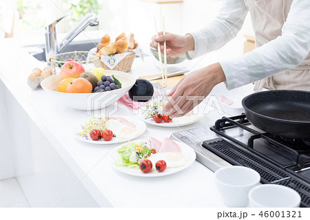 朝食準備 手元 朝食準備 手元 46001321