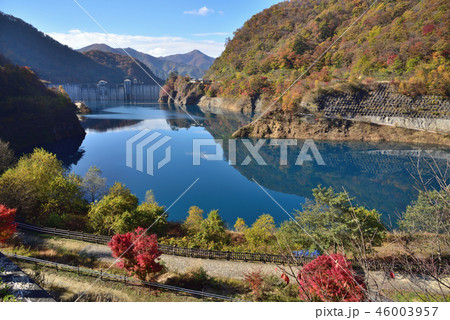 群馬県吾妻郡中之条町 奥四万湖と紅葉 46003957
