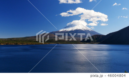 本栖湖と富士山 46004804