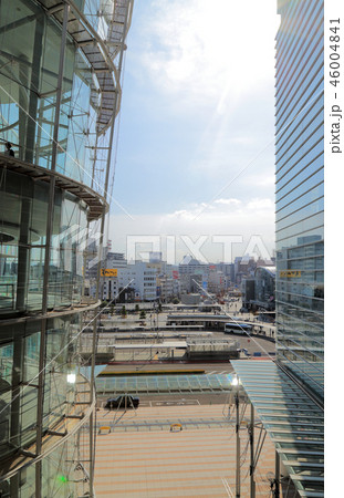 サンポート高松、タワー棟とホール棟をつなぐ連絡通路から高松駅と駅前広場を見る 46004841