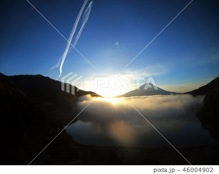 精進湖と富士山の日の出 46004902