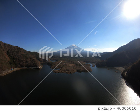 精進湖と富士山の日の出 46005010