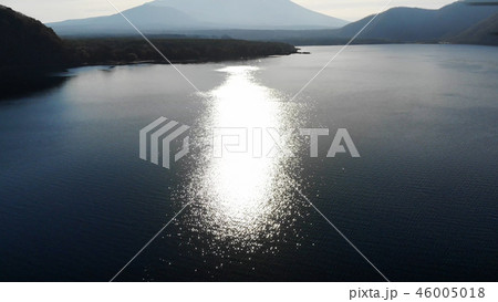 本栖湖と富士山 46005018