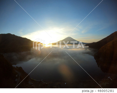 精進湖と富士山の日の出 精進湖と富士山の日の出 46005281