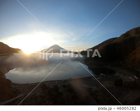精進湖と富士山の日の出 46005282