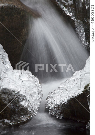 寒中見舞い-1・冬季、渓谷の氷柱模様。 寒中見舞い-1・冬季、渓谷の氷柱模様。 46005321