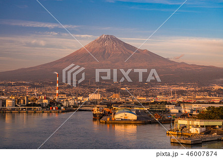 （静岡県）田子の浦港と富士山　夕景 46007874