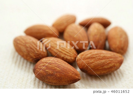 アーモンド　ナッツ類　白背景 46011652