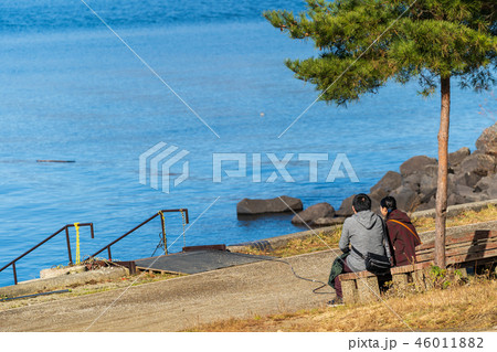 桧原湖とベンチに座る男女 桧原湖とベンチに座る男女 46011882