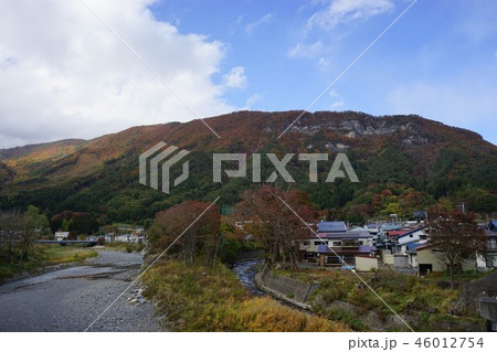 龍泉洞の山紅葉の宇霊羅山 46012754
