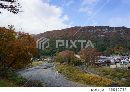 龍泉洞の山紅葉の宇霊羅山 46012755