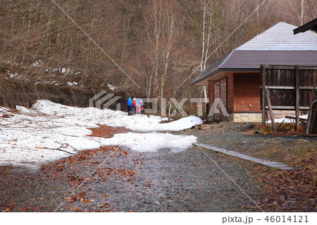 春の尾瀬 残雪の一ノ瀬休憩所から尾瀬沼に進む 46014121