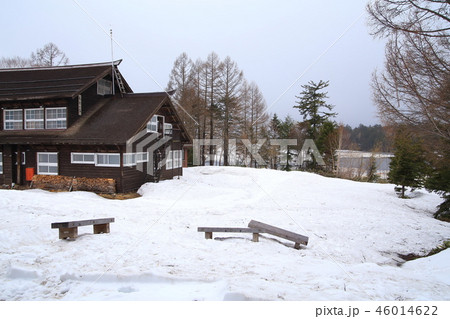 春の尾瀬 尾瀬沼ビジターセンターから山小屋を見る 46014622
