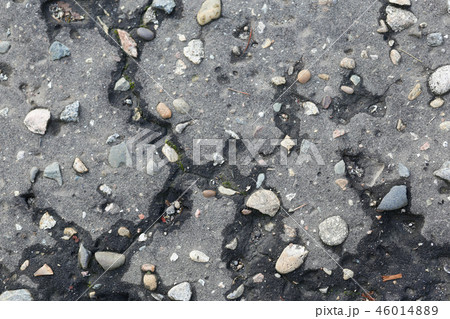 the texture of the old asphalt with pebbles and cracks 46014889