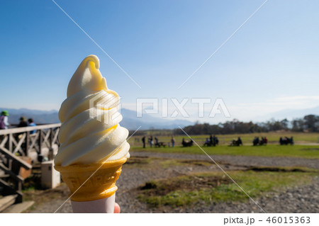 清泉寮で青空の下で食べるソフトクリームの写真素材