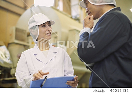 食品工場 従業員 打ち合わせ 食品工場 従業員 打ち合わせ 46015452