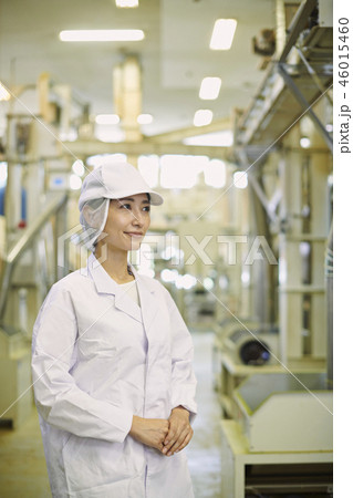 食品工場 女性 ポートレイトの写真素材