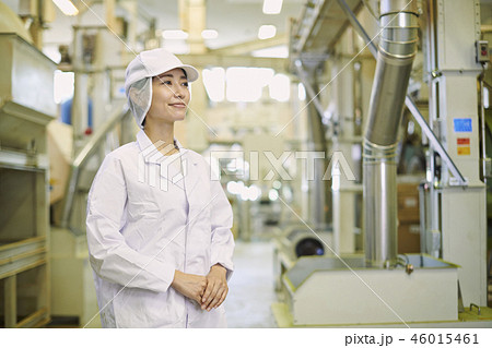 食品工場 女性 ポートレイトの写真素材