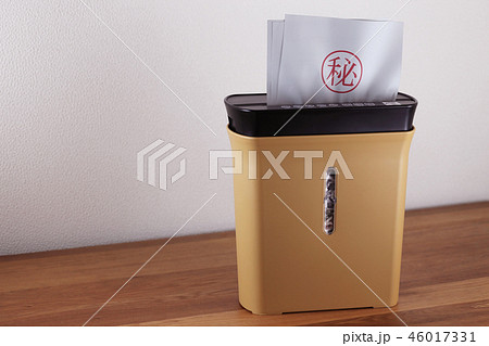 機密文書をシュレッダーで細断 46017331