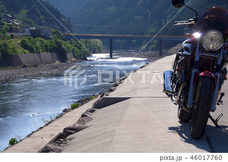 山間の水田にて 朝日が眩しい 山間の水田にて 朝日が眩しい 46017760