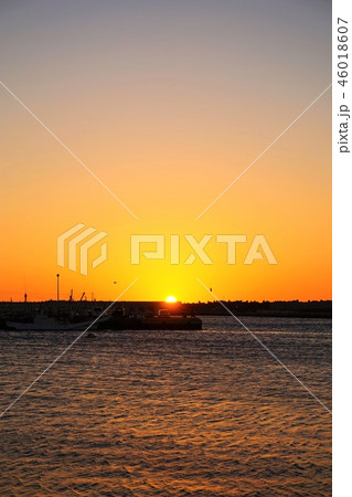 大洗港 朝日 太陽 朝焼け 大洗港 朝日 太陽 朝焼け 46018607