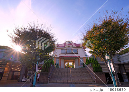 日本の東京都市景観 太陽光や田園調布駅の復元駅舎などを望む 46018630