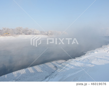 極寒の吉林省の樹氷と河 46019076