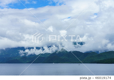 栃木県日光市　中禅寺湖と日光の山々（8月） 46019174