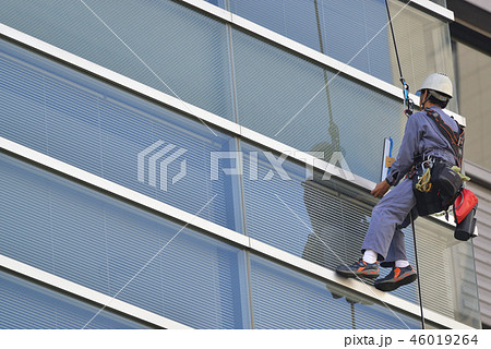 ビルの窓ガラス清掃の風景 46019264