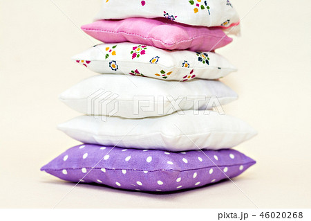 Tower of toy multi-colored pillows 46020268