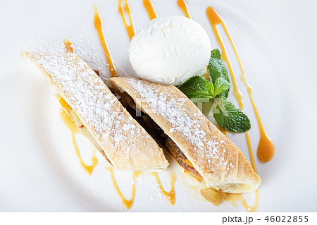 apple strudel with ice cream 46022855