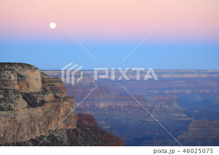 グランドキャニオン Yavapai Point からの朝の景色 46025075