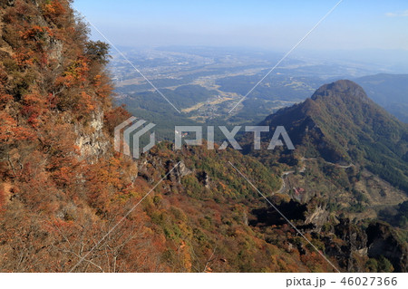 妙義山 中之岳 山頂から撮影した秋の風景 46027366