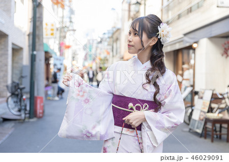 浅草を散策する着物姿の若い女性 浅草を散策する着物姿の若い女性 46029091