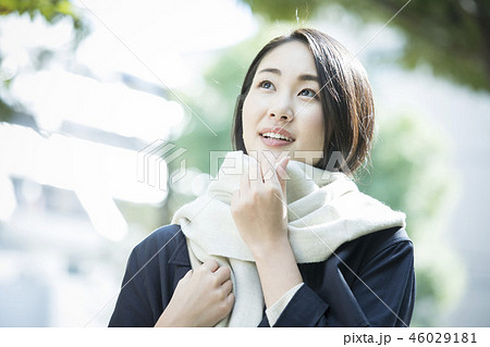 コートの女性 46029181