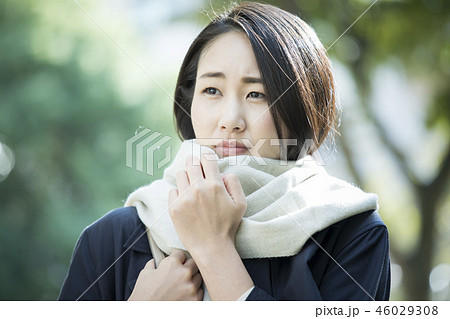 コートの女性 46029308