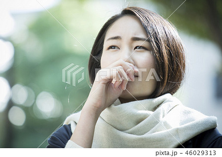 コートの女性 46029313