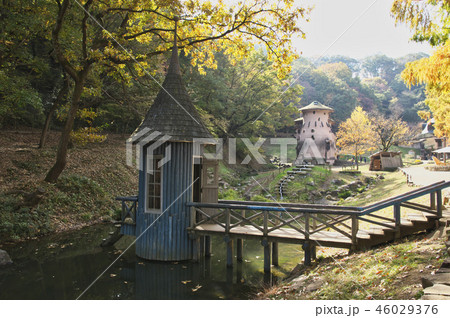 紅葉のあけぼの子どもの森公園　青い建物 46029376